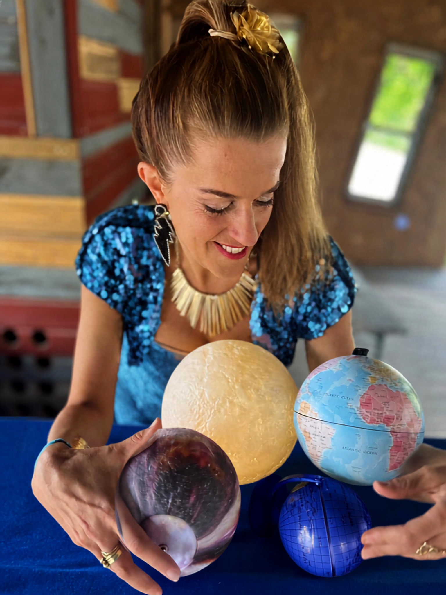 Marina Lourens met de planeten in de Spacebus